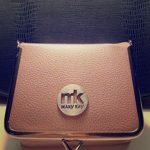 Mary Kay small makeup bag comes with makeup.❤️😻